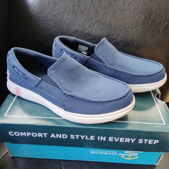 Skechers Women Size 6 Ultra Go Slip On Boat Shoes in Navy, BNIB - Picture 2 of 4